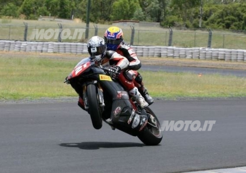 Troy Bayliss d&agrave; uno strappo a Mark Webber