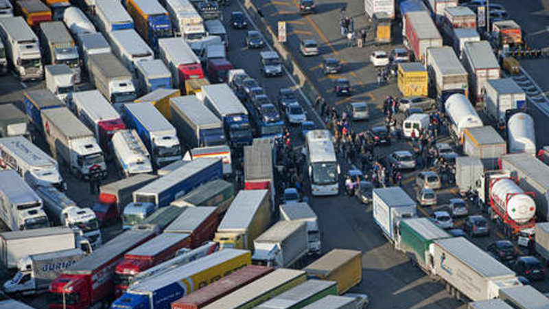 Sciopero dei tir: Italia paralizzata, manifestante perde la vita