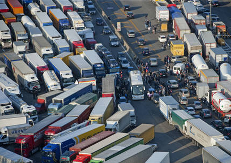 Sciopero dei tir: Italia paralizzata, manifestante perde la vita