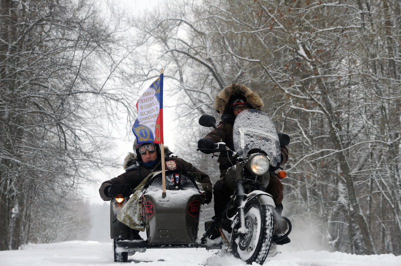 A bordo del sidecar, nell'inverno russo, con la bandiera napoleonica a sventolare (photo &copy;Thomas Goisque)