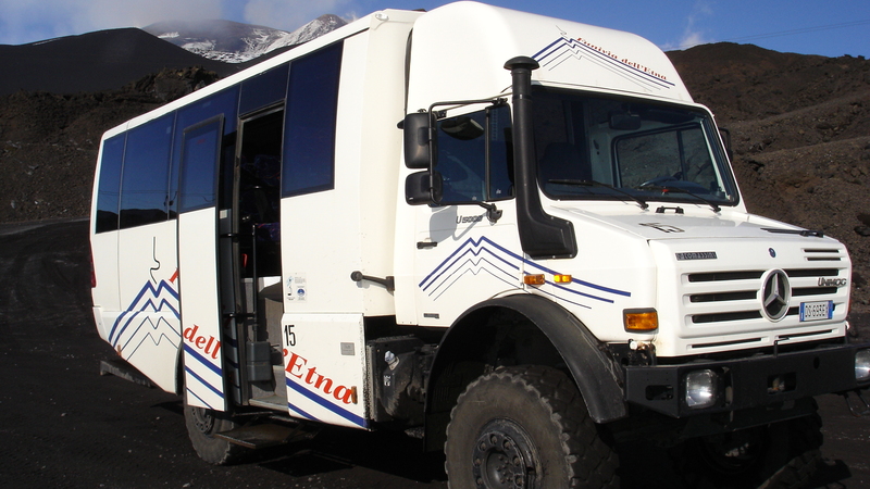 Mercedes-Benz Unimog 5000 per il turismo sull&#039;Etna