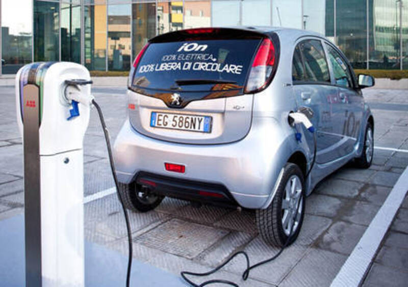 Mobilit&agrave; elettrica: ricarica in 5 minuti entro il 2015