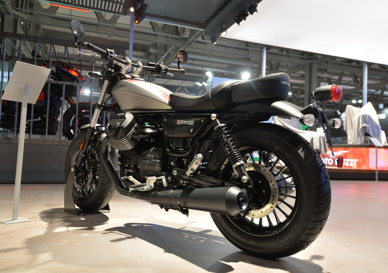 Moto Guzzi V9 2017 a Eicma. Foto e dati