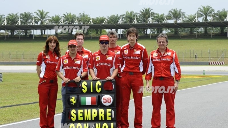 Il Team Ferrari ricorda Simoncelli alla curva 11 di Sepang