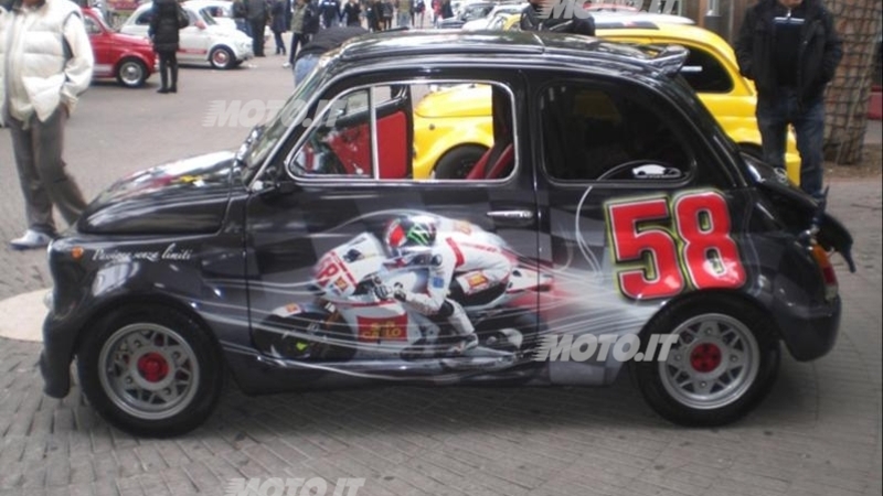 Una Abarth 595 d&#039;epoca ricorda Marco Simoncelli