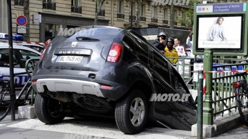 In auto nella metro di Parigi: &laquo;pensavo fosse un parcheggio&raquo;