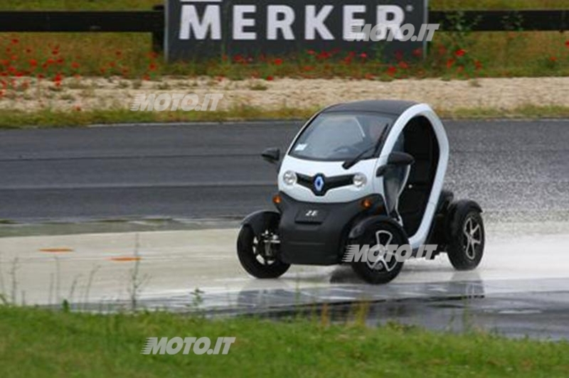 Renault: corso di guida sicura per neopatentati minorenni a Vallelunga