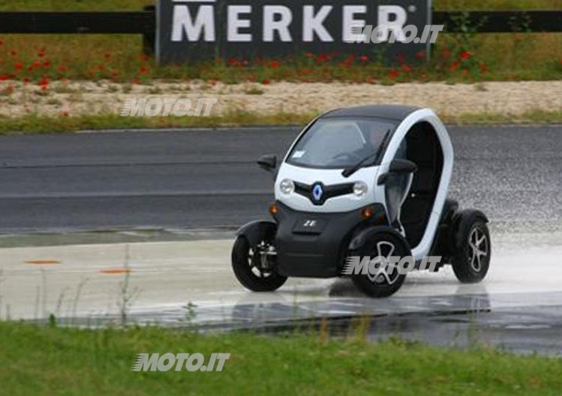 Renault: corso di guida sicura per neopatentati minorenni a Vallelunga