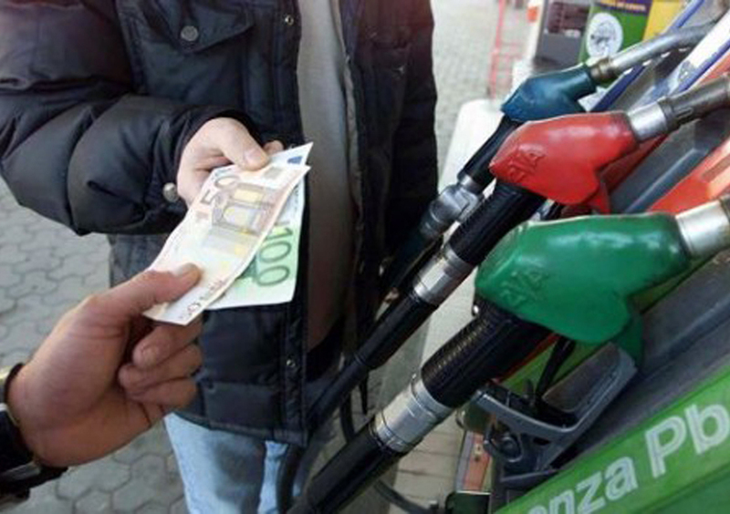 Benzina: il rincaro costa 1,11 miliardi in pi&ugrave; al mese