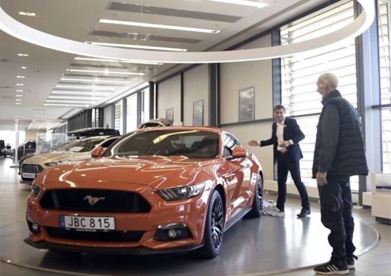 A 97 anni con la Mustang GT [video]