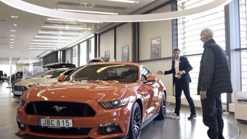 A 97 anni con la Mustang GT [video]