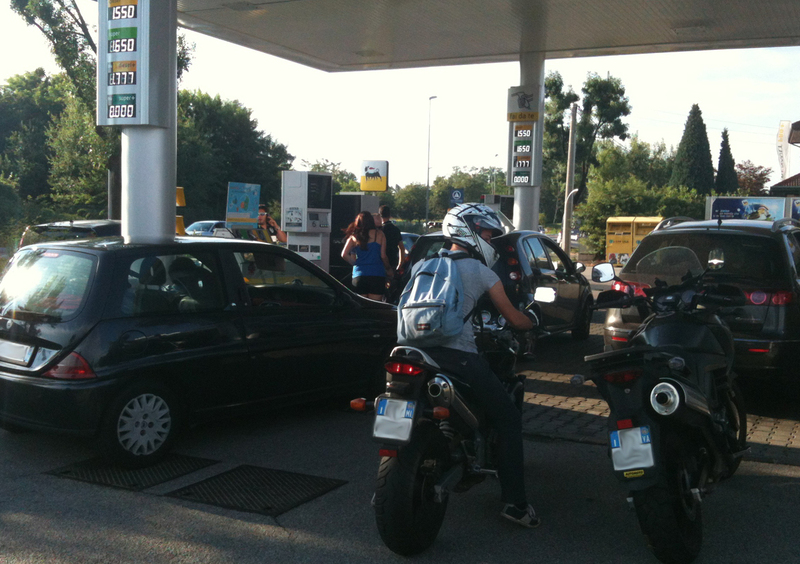 Carburanti: prezzi ancora alti ma arrivano gli sconti del weekend