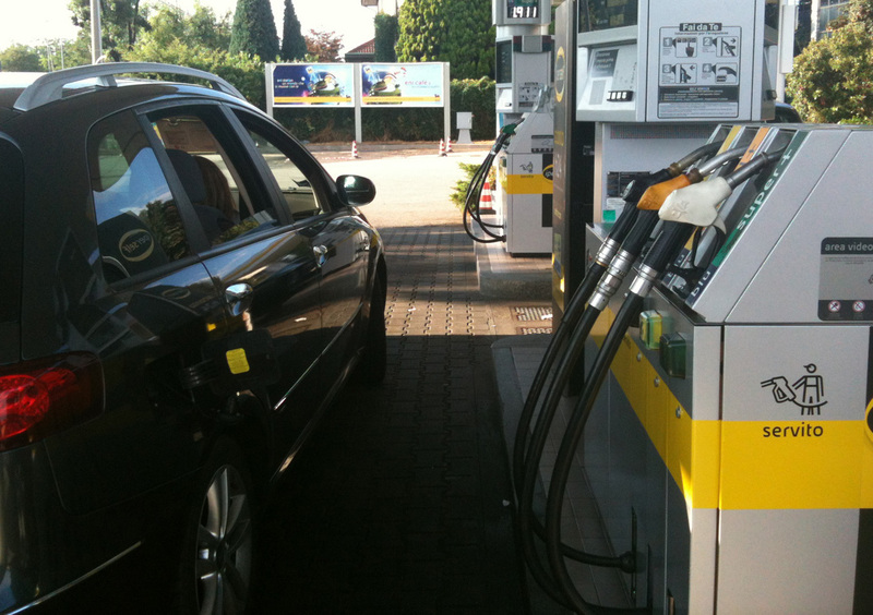 Benzina: continuano i rincari in vista di Ferragosto