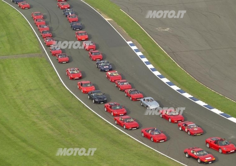 1000 Ferrari registrate per battere un record