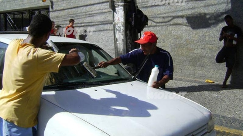 Uruguay: un patentino per i &ldquo;lavavetro&rdquo; ai semafori