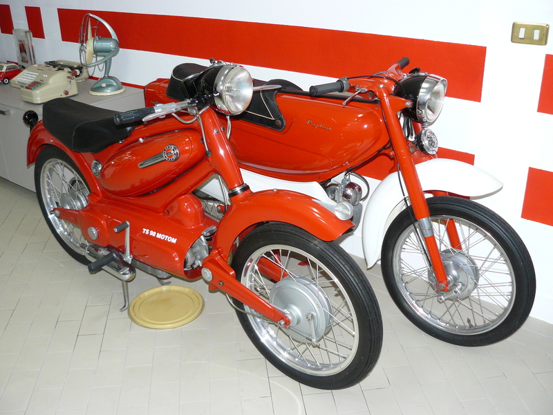 Nella seconda met&agrave; degli anni Cinquanta alcune case italiane hanno proposto interessanti moto con la meccanica completamente racchiusa dalla &ldquo;carrozzeria&rdquo;. Qui vediamo una Parilla Slughi (nella versione con motore a due tempi) a fianco di una Motom 98 TS, in primo piano