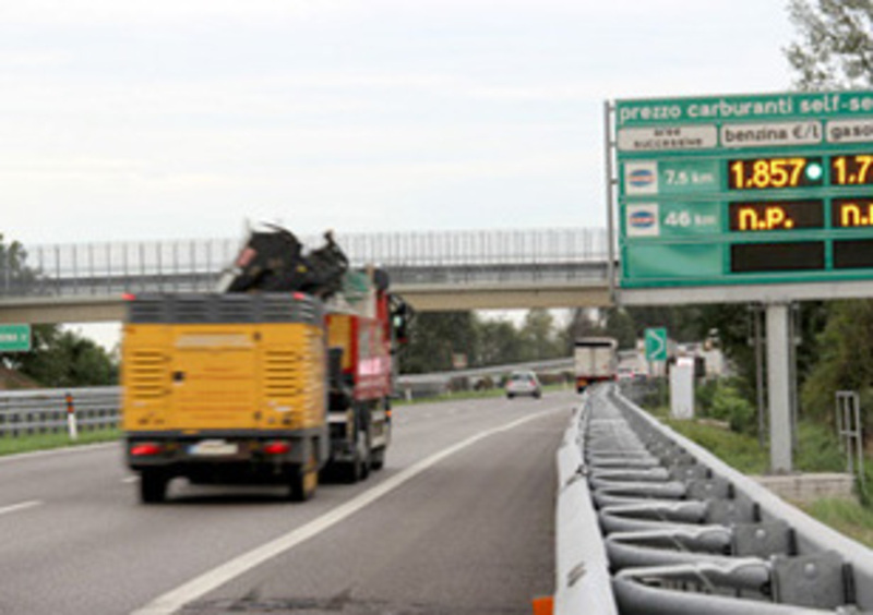 Autostrade: benza-cartelloni col prezzo che non c&rsquo;&egrave;