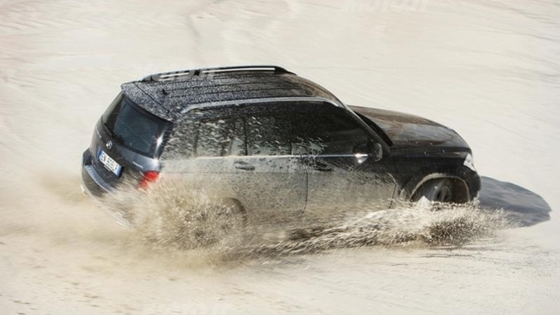 Mercedes-Benz GLK: off road nelle cave di marmo di Carrara - Video