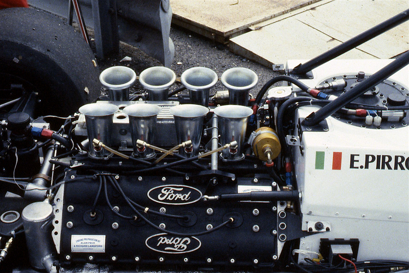 Il motore Cosworth DFV di 3000 cm3 &egrave; stato una autentica pietra miliare nella storia della Formula Uno. Ha esordito vittoriosamente nel 1967 e successivamente si &egrave; imposto in oltre 150 Gran Premi. Una versione &egrave; stata impiegata anche nelle monoposto della Formula 3000