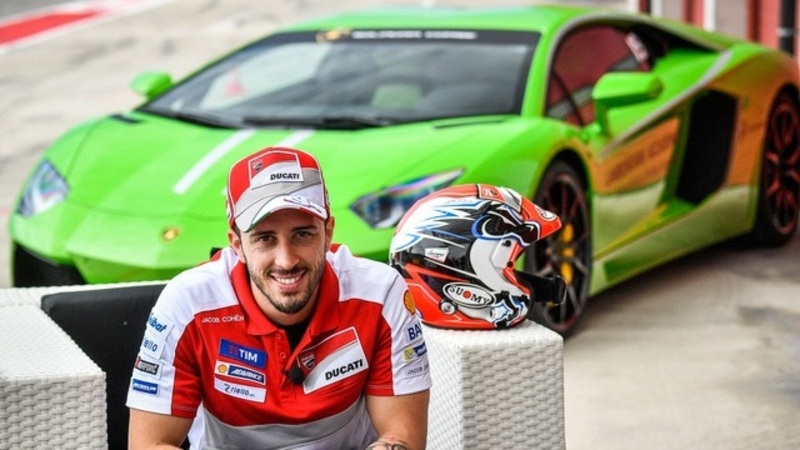 Dovizioso in gara a Valencia con una Lamborghini