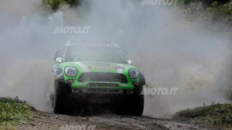 Dakar 2013 tappa 9. Vince Joan Roma, stop di Al-Attiya. Stephane Peterhansel (Mini) ormai solo e irraggiungibile al comando