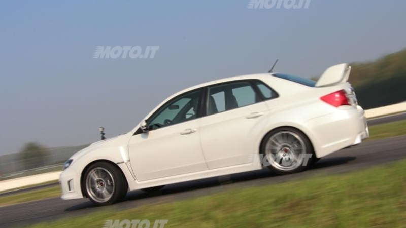 Subaru Impreza WRX STI in pista - Castelletto di Branduzzo - Automoto.it - Video