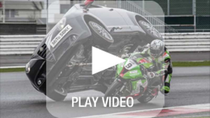 Alfa Romeo MiTo SBK: in piega con una Kawasaki ZX-10R a Silverstone