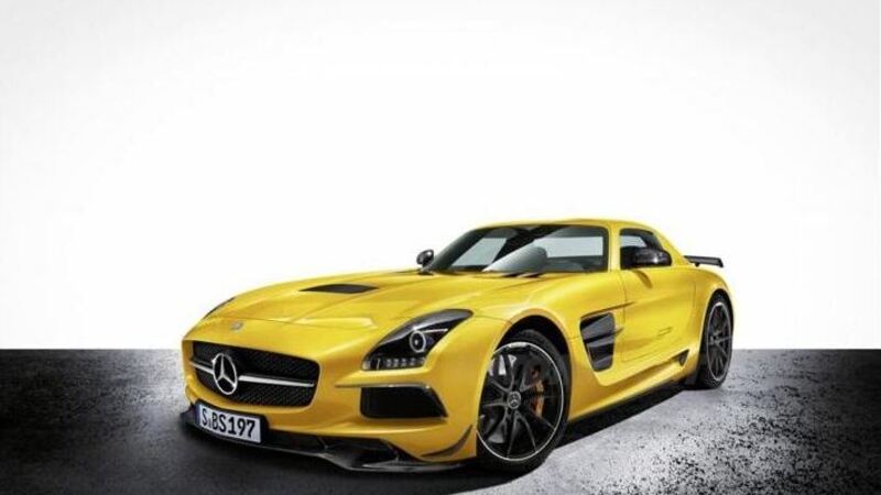 La Mercedes-Benz SLS AMG Coup&eacute; Black Series &egrave; gommata Michelin