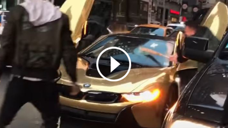 Blocchi il traffico a New York? E io ti fracasso il vetro della BMW i8 [Video]