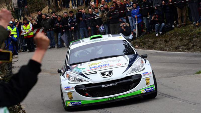 CIR 2013. Basso (Peugeot 207 S2000) in testa alla fine della prima giornata del Rally del Ciocco. Piccole scosse di terremoto e (interessanti) sorprese!