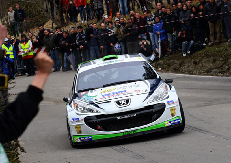 CIR 2013. Basso (Peugeot 207 S2000) in testa alla fine della prima giornata del Rally del Ciocco. Piccole scosse di terremoto e (interessanti) sorprese!