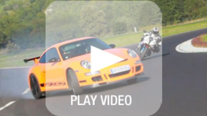 BMW S1000RR vs Porsche 997 GT3 RS: sfida a colpi di drift