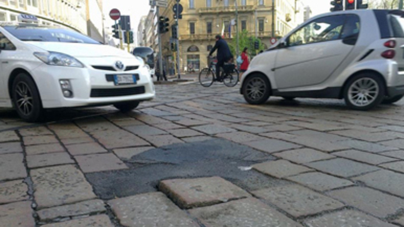 Buche in strada. Cosa fare se subisci un danno e come segnalarle