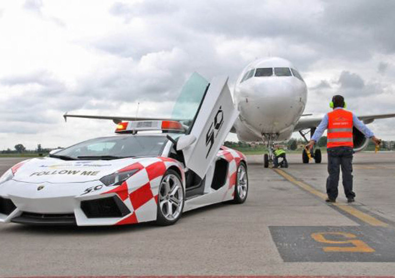 Lamborghini: una Aventador &egrave; il nuovo &ldquo;Follow Me&rdquo; dell&rsquo;Aeroporto di Bologna