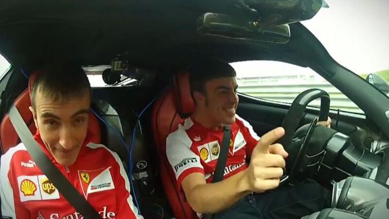 Alonso spaventa Bertolini al volante de LaFerrari - Video