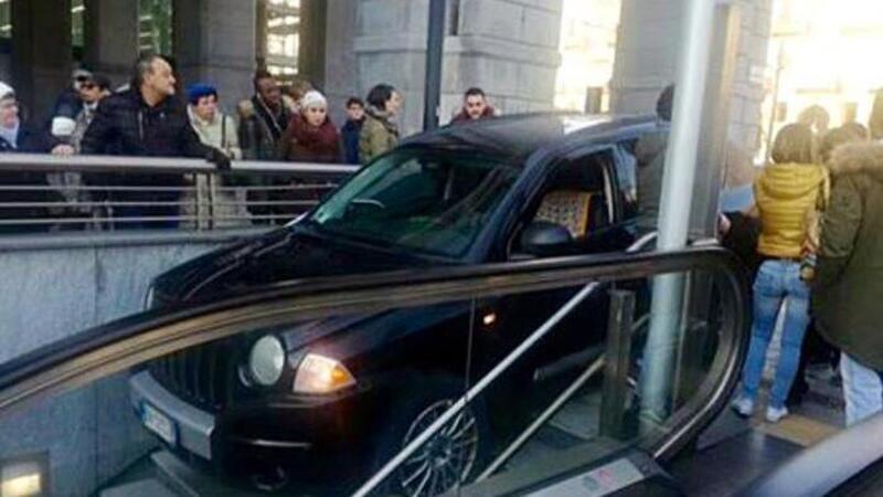 Torino, imbocca in auto le scale della metropolitana 