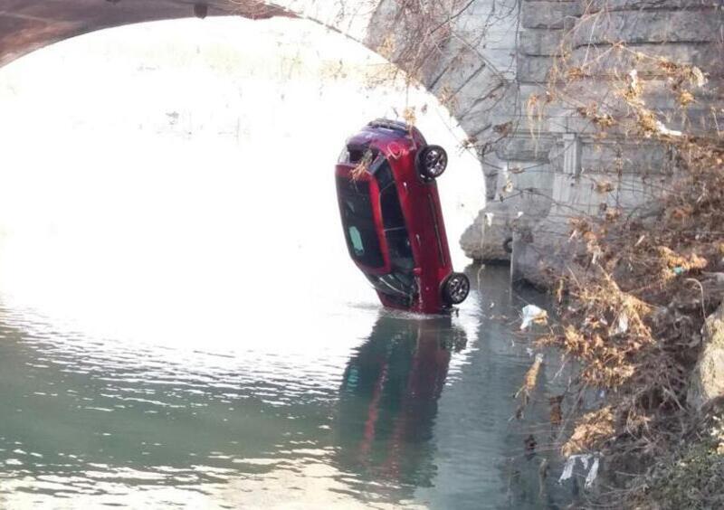 Torino, Fiat 500L si inabissa nel Po