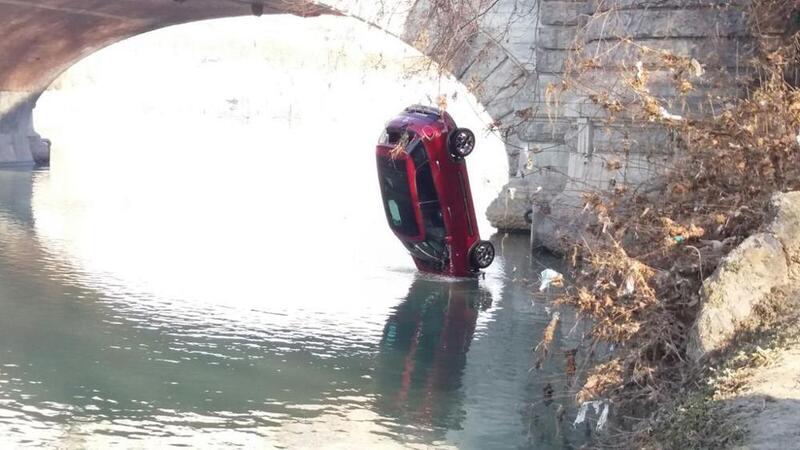 Torino, Fiat 500L si inabissa nel Po