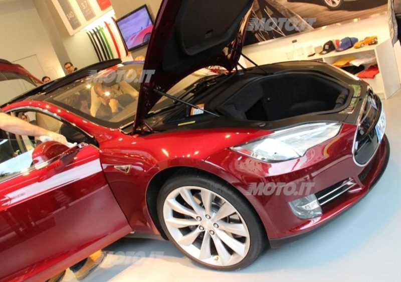 Tesla Model S: la si potr&agrave; controllare anche con i Google Glass