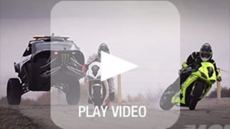 Un buggy V8 sfida due Triumph Daytona Turbo a colpi di drift