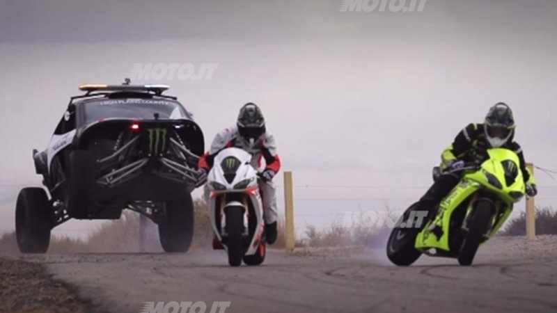 Un buggy V8 sfida due Triumph Daytona Turbo a colpi di drift - Video