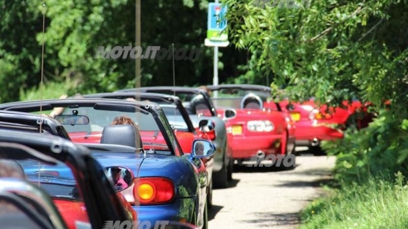 Mazda MX-5: il viaggio al raduno del record in Olanda - Video