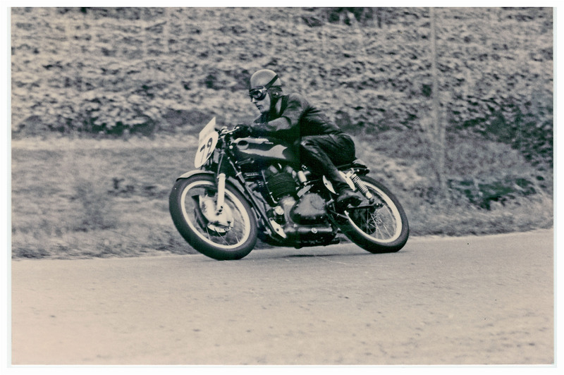 In salita i piloti della 500 usavano anche moto da Gran Premio, ma per la loro classe non c&rsquo;era ancora un campionato della montagna. Qui vediamo Emanuele Maugliani in mezzo ai vigneti impegnato in una gara laziale con la sua Gilera Saturno