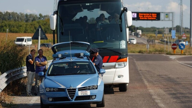 Autobus: numerosi controlli della Polizia. Molti i veicoli non a norma