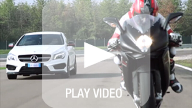 Mercedes-Benz CLA 45 AMG vs MV Agusta F3 800: eccole insieme in pista