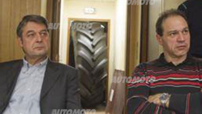 Pneumatico gigante sigilla la porta: i dipendenti GoodYear sequestrano i manager