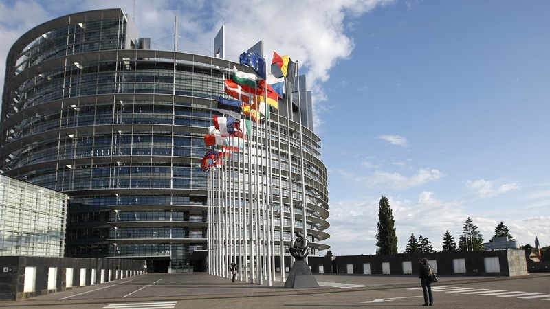 Parlamento UE: critiche sui ritardi alle nuove norme anti-emissioni