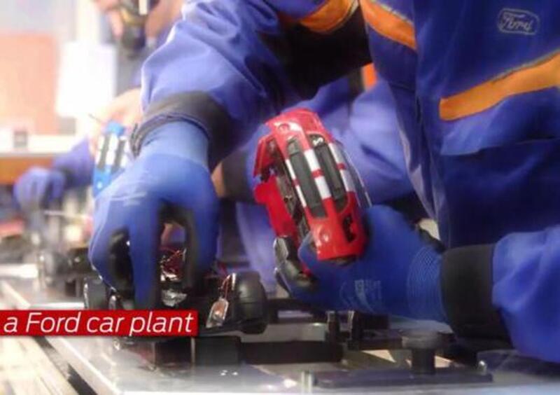 Ford, la catena di montaggio sforna regali di Natale