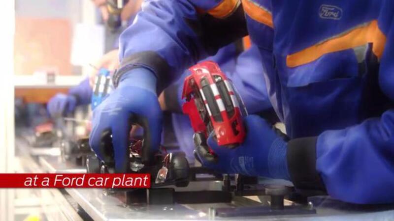 Ford, la catena di montaggio sforna regali di Natale