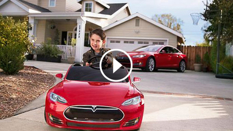 Tesla Model S by Radio Flyer: per i piccoli [Video]